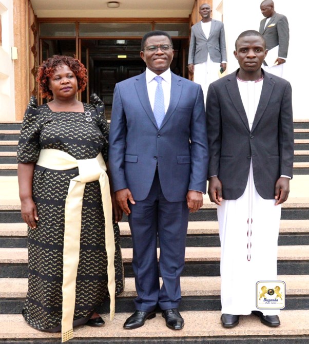 Katikkiro wakati n’Omutaka Namuguzi omupya ku ddyo, ne Lubuga we ku kkono Image
